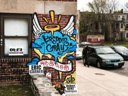 Los grafiteros neoyorquinos 2ESAE y VEW realizaron hace pocos d&iacute;as esta pintada cerca del lugar en que Gray fue arrestado
