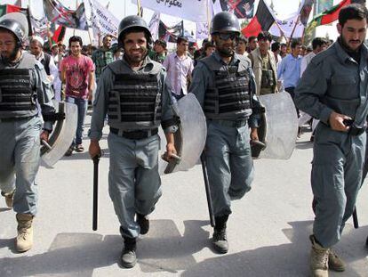 Policias afganos durante una manifestaci&oacute;n en Kabul. 