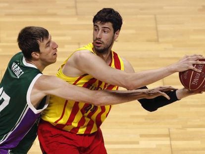 Tomic protege el bal&oacute;n ante Fran V&aacute;zquez.