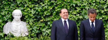 El primer ministro italiano, Silvio Berlusconi recibe al presidente francés Nicolás Sarkozy en Villa Madama, en Roma.