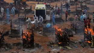 Bangalore (India), 03/05/2021.- Funeral pyres for COVID-19 victims burn during a mass funeral at a makeshift cremation ground at Giddenahalli in the outskirts of Bangalore, India, 03 May 2021. India recorded a massive surge of 368,147 fresh Covid-19 cases and 3,455 deaths in the last 24 hours. EFE/EPA/JAGADEESH NV