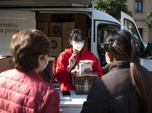 Punto de información del sistema puerta a puerta de recogida de basura en Sant Andreu, Barcelona.