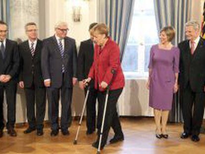 Angela Merkel (con una chaqueta roja), canciller alemana, durante la Recepci&oacute;n de A&ntilde;o Nuevo, en Berl&iacute;n (Alemania).