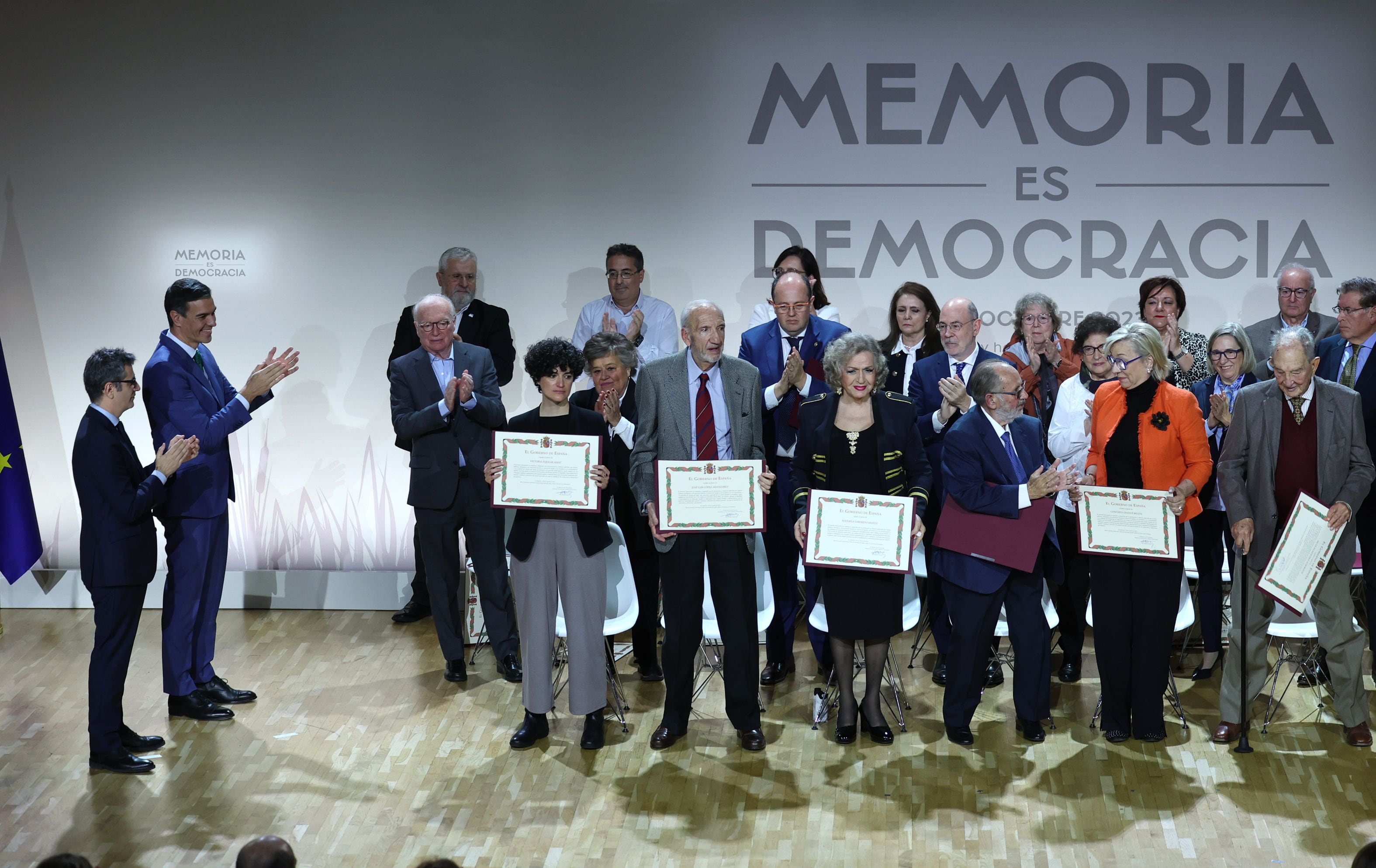 El presidente del Gobierno, Pedro Sánchez, y el actual ministro de la Presidencia, Justicia y Relaciones con las Cortes, Félix Bolaños, en un acto dedicado a las víctimas de la Guerra Civil y la dictadura, donde también fue homenajeado Pedro Rico, el pasado 30 de octubre en Madrid. 