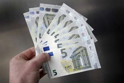 Billetes de cinco euros. 