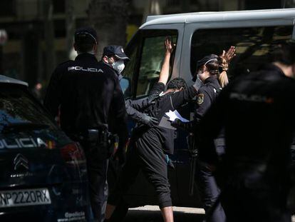 Los agentes registran a un ciudadano durante un dispositivo conjunto de Mossos, Policía Nacional y Guardia Urbana en Barcelona.