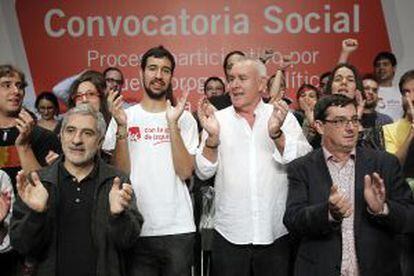 Cayo Lara (con camisa blanca), ayer junto a dirigentes de IU y miembros de colectivos sociales.