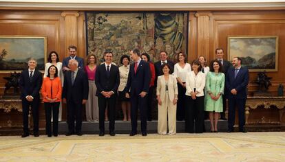 Els nous ministres, amb Sánchez i el Rei.