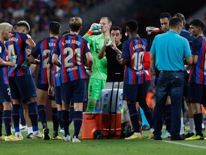Xavi Hernández da instrucciones en un descanso para hidratarse durante el partido de la primera jornada entre el Barcelona y Rayo Vallecano el sábado en el Camp Nou.