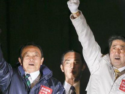 El primer ministro Shinzo Abe (derecha) levanta el puño durante la campaña electoral, en Tokio