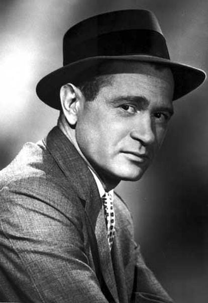 Darren McGavin., como Mike Hammer, en 1958