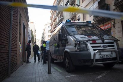 Operación de los Mossos y la Guardia Urbana en un narcopiso del Raval.