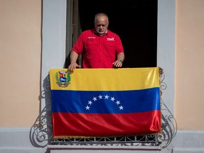 Diosdado Cabello observa una marcha chavista contra las sanciones, este lunes en Caracas.