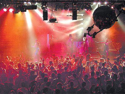 Jóvenes bailando en una discoteca.