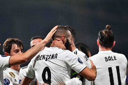 Karim Benzema (c) celebra su gol.