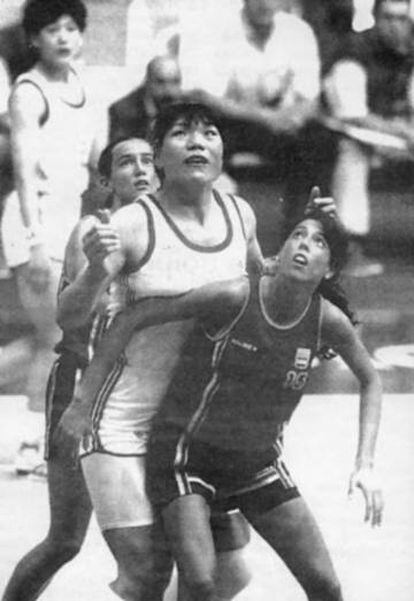 Carlota Castrejana, ante China en los Juegos de 1992