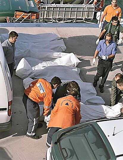 Imagen de varios de los cuerpos rescatados sin vida tras el naufragio ocurrido al sur de Fuerteventura.