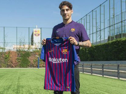 Ludovit Reis posa con la camiseta del Barcelona.
