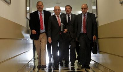 Cristóbal Montoro (segundo por la izquierda) acude a una comisión del Senado.