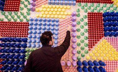 Una instalación del artista Jorge Penedés creada a partir de 500 kilos de plástico reciclado.