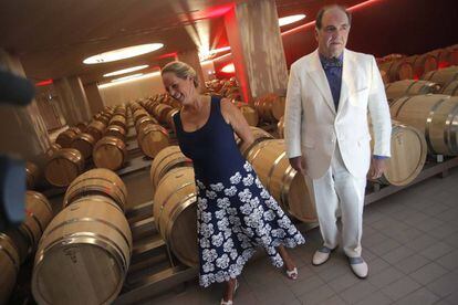 Ariane de Rothschild y Pablo Álvarez, en la sala de barricas de la bodega Macán.