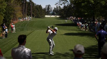 Bryson DeChambeau, entrenándose en el hoyo siete de Augusta.