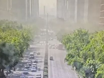 Humo del incendio en el edificio abandonado del ISSSTE en Paseo de la Reforma en Ciudad de México, el miércoles 20 de diciembre de 2023, en una captura de pantalla de videos difundidos en redes sociales.