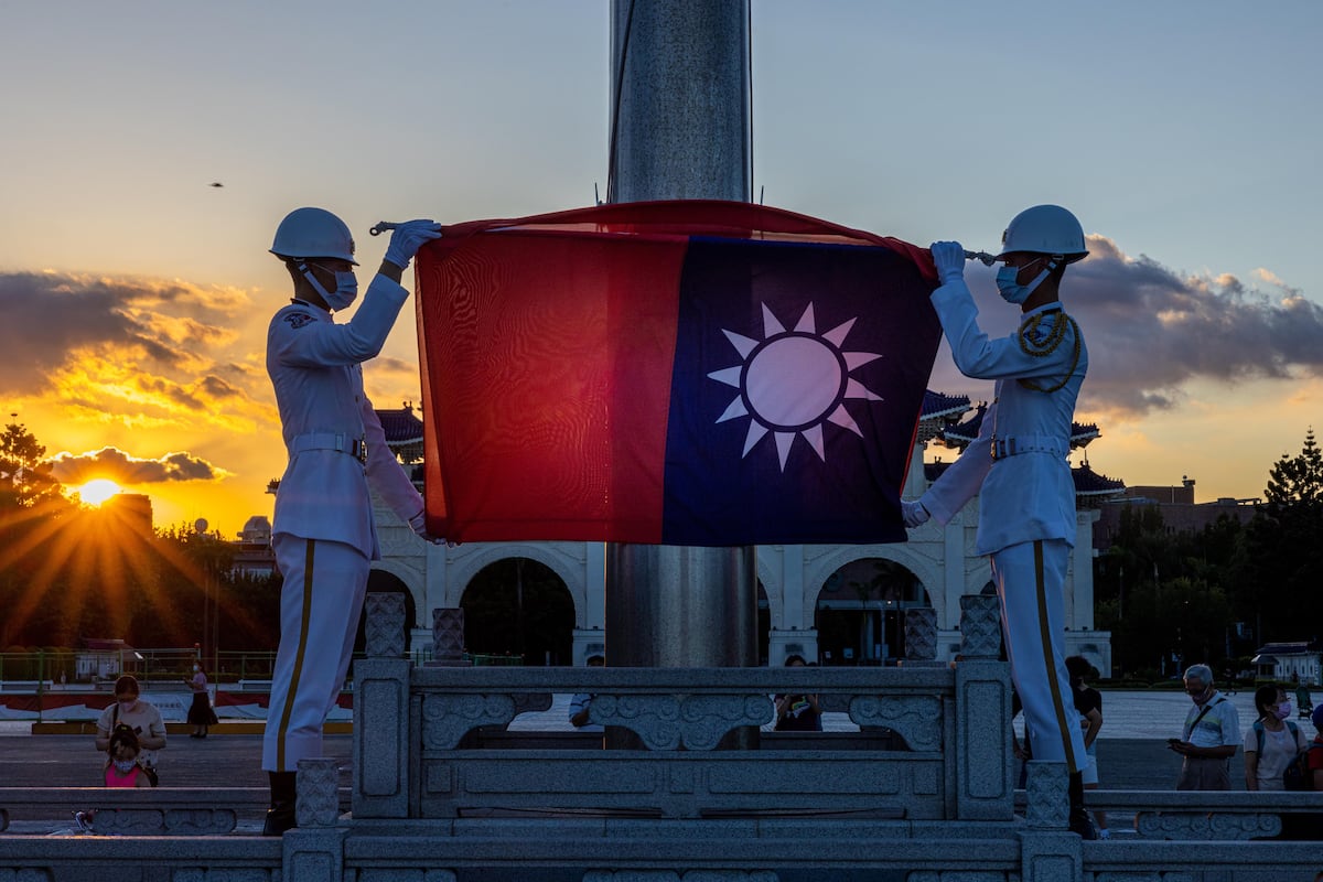 Ceremonia de arriado de la bandera en la plaza de la Libertad de Taipéi, el pasado 9 de agosto, durante unos ejercicios militares en respuesta a maniobras chinas en aguas cercanas a las reclamadas por Taiwán.