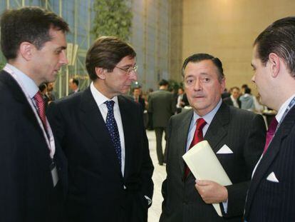 Ignacio Goirigolzarri y Alfredo S&aacute;enz, (ambos en el centro) en la 44 edici&oacute;n de la reuni&oacute;n de antiguos alumnos del IESE.