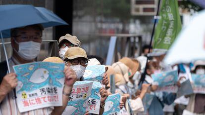 Grupos de manifestantes protestan este jueves frente a la sede de la empresa TEPCO en Tokio contra los vertidos al Pacífico de agua radiactiva de la central de Fukushima.