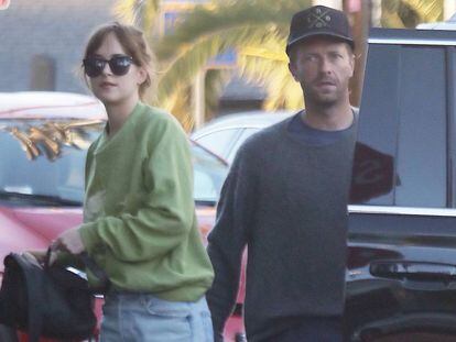 Dakota Johnsson y Chris Martin, en Los Ángeles.