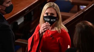 Marjorie Taylor Greene, con una máscara que dice "Trump ganó", este jueves en el Congreso.