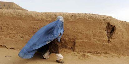 Una mujer afgana, vestida con un 'burka', en la ciudad de Herat.