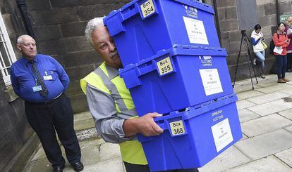 Un operario carga las urnas electorales en Edimburgo (Escocia). 