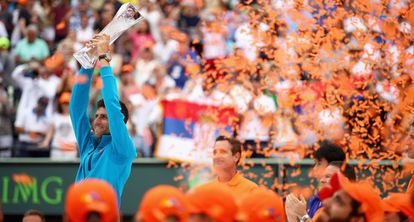 Djokovic eleva el trofeo de campeón en Miami.