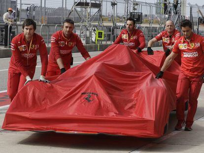 Los mecánicos llevan el Ferrari de Leclerc al garaje en Austin.