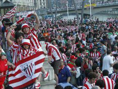 Miles de seguidores rojiblancos animan al equipo en el Arenal bilba&iacute;no horas antes del partido. 