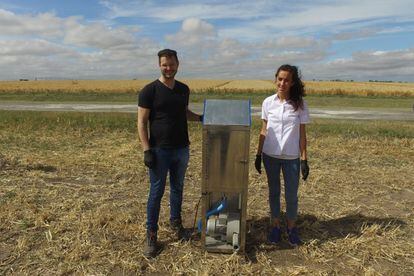 Manuel Hadad, ingeniero químico, y Mariela Seehaus, investigadora del INTA en Paraná, con el detector de plaguicidas AR-PUF.