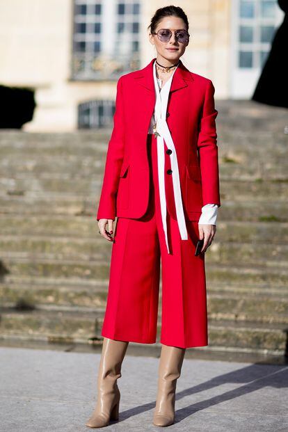 Un traje rojo es fondo de armario

Olivia Palermo apuesta por un conjunto de chaqueta y pantalón culotte en un intenso rojo demostrando que puede ser mucho más versátil de lo que podría parecer. Un detalle que no se nos escapa: dejar el lazo de la camisa suelto sin llegar a terminar la lazada.