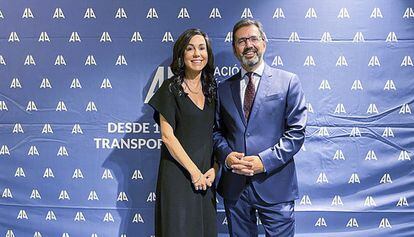 El presidente de la Asociación de Líneas Aéreas, Javier Gándara,  y la secretaria de Estado de Transportes, Movilidad y Agenda Urbana, Isabel Pardo de Vera, recibieron una de las cinco Medallas al Mérito en el Transporte otorgadas por la asociación.