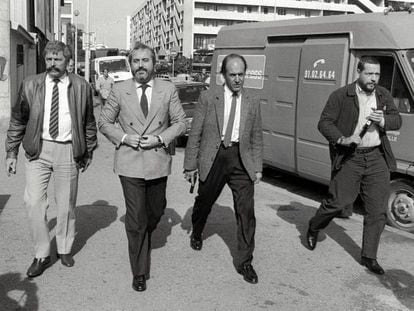 El juez Giovanni Falcone rodeado de guardaespaldas en Marsella en 1986
