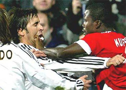 Sammy Kuffour araña a Raúl durante una tangana en el partido Madrid-Bayern del miércoles.