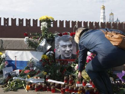 Una mujer deposita flores en el lugar donde fue asesinado Nemtsov, en Mosc&uacute;.