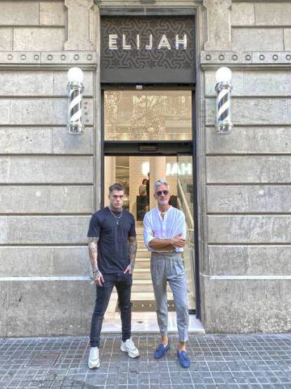 Jaime Beriestain (dreta) i Stephen James, propietari de la perruqueria Elijah, a Barcelona.