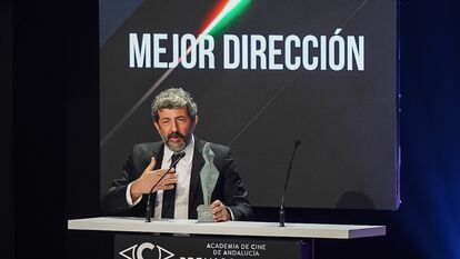 Alberto Rodríguez recoge el Premio Carmen a la mejor dirección por 'Modelo 77'. / PREMIOS CARMEN