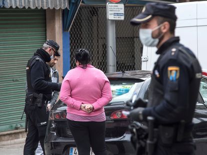 Agentes de la Policía Nacional realizan un control de tráfico con motivo del confinamiento decretado por el estado de alerta en la carretera de Valldemossa de Palma de Mallorca este lunes.