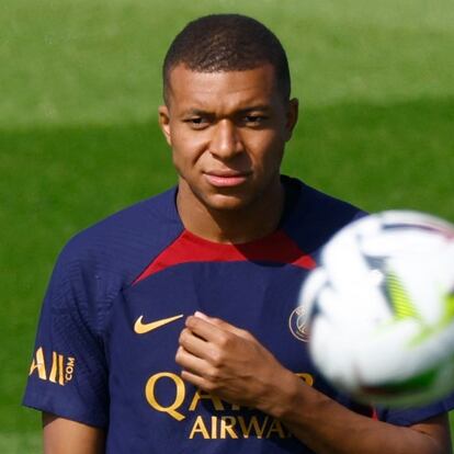 Soccer Football - Paris St Germain Training - Paris-Saint-Germain Training Centre, Poissy, France - July 20, 2023 Paris St Germain's Kylian Mbappe during training REUTERS/Gonzalo Fuentes