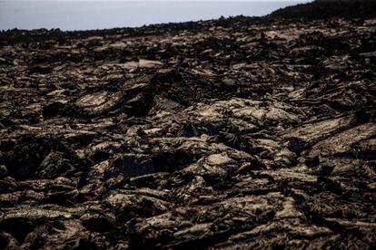 Aspecto del mar de lava que rodea la carretera. Las casas, las granjas y los caminos yacen sepultados debajo de él.