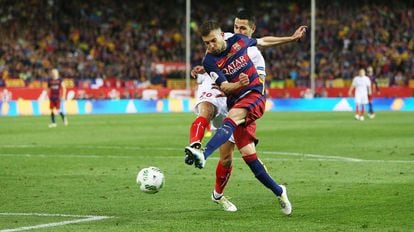 Jordi Alba supera a Vitolo y dispara a puerta, marcando el primer gol del Barcelona.