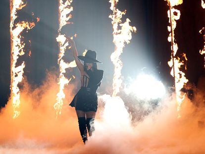 Becky G actúa en el escenario durante los MTV EMAs 2019.